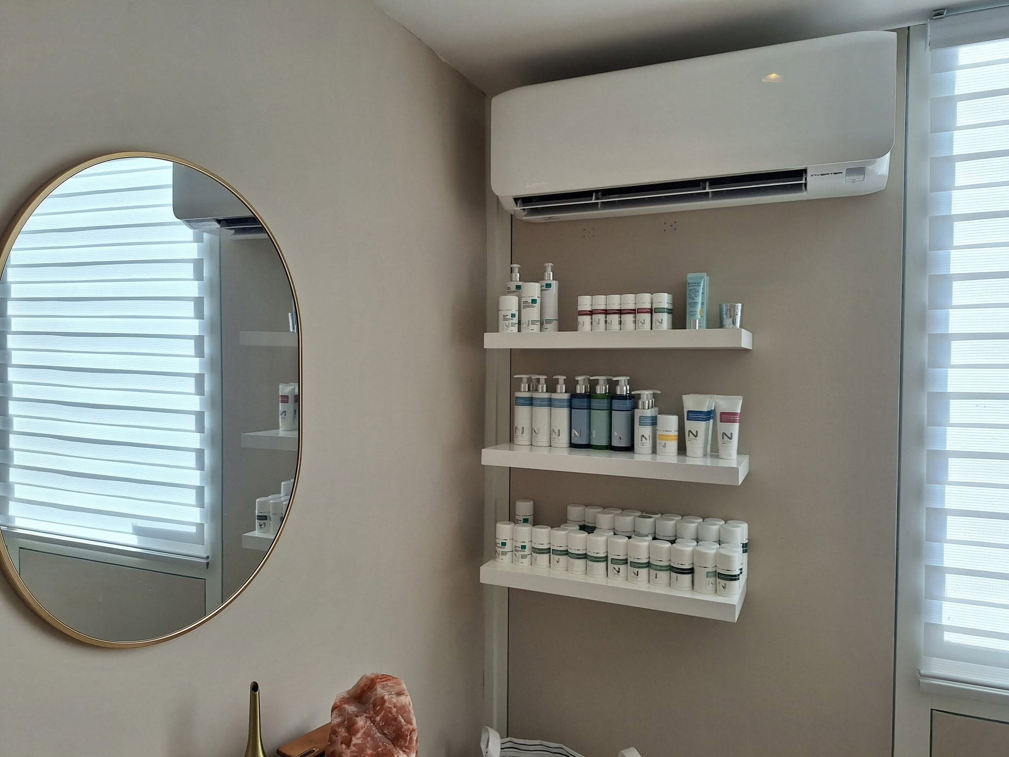 Mitsubishi Electric wandunit geplaatst in een salon, leidingwerk uit het zicht