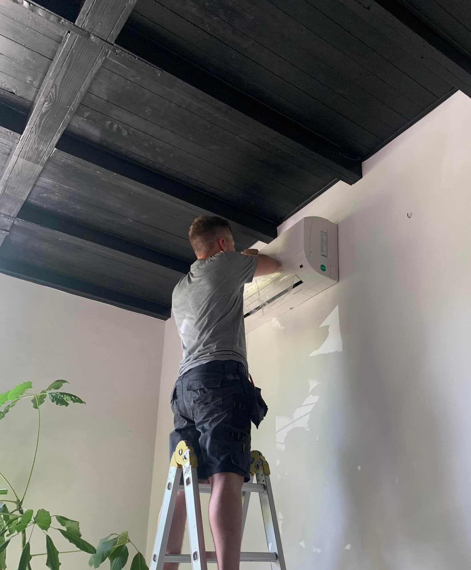 Monteur van DVL Klimaattechniek aan het werk aan een installatie